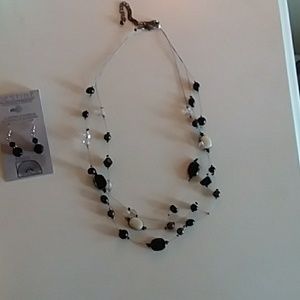 Black and cream colored beaded necklace matching e